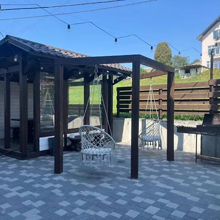 Friends House Μπούκοβελ